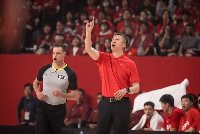 落后15分又如何？中国男篮强势逆转，4人优秀，3人及格，4人低迷