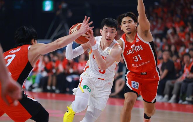 半场落后14分+客场被针对，中国男篮绝境翻盘，亚洲杯亚军回来了