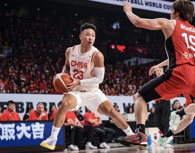 状态终于回来了，中国男篮第三节开局打出13-0进攻高潮