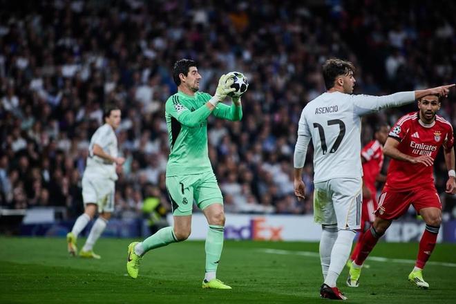 库尔图瓦晒图：只要全队同心、有球迷的支持，我们不可战胜