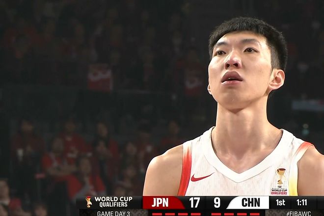 中国男篮：胡金秋20分大逆转，赵继伟14分廖三宁助攻王，裁判抢戏