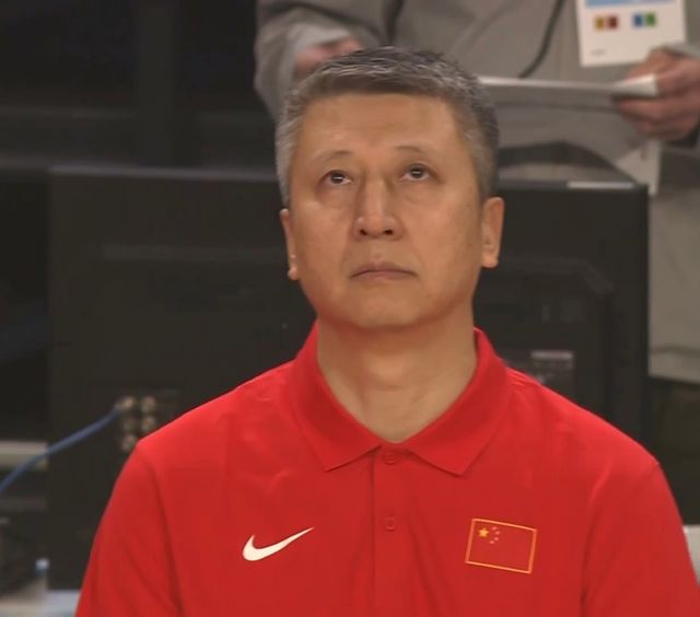 赵睿8分+4犯，贺希宁4分，廖三宁8分！中国男篮半场落后日本14分