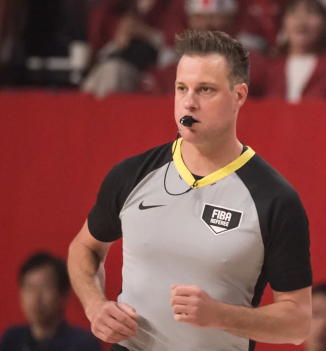 逆转日本！杨毅直指裁判无法无天，爆赞郭士强调整，杨鸣道出实情