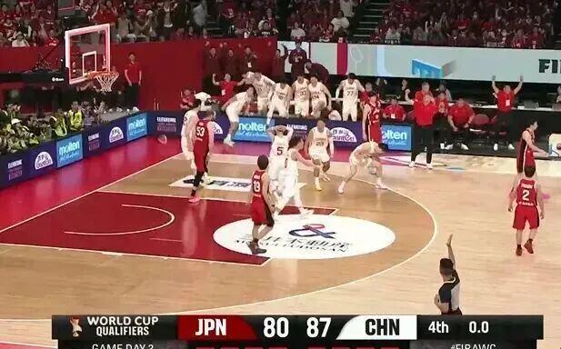 5打8？中国男篮15分逆转日本，这吹罚不要太离谱！