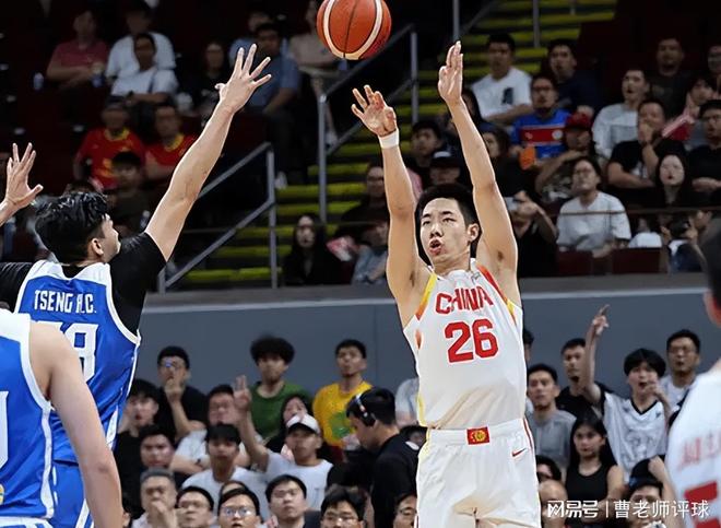被骂了一整年的锋线短板，今天成了救命稻草！中国男篮发生了什么