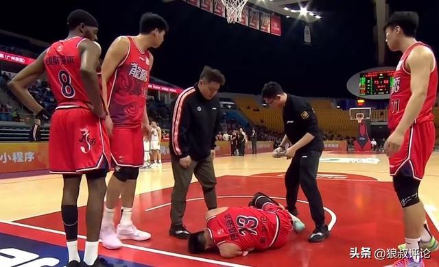 望无大碍！郭艾伦膝盖受伤痛苦倒地 无法站立担架车推着离场