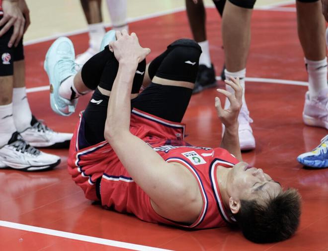 广州官方：经初步检查诊断，郭艾伦伤病位置为左膝前交叉韧带