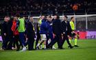 德比巨大争议！米兰补时疑逃点 国米赛后围堵主裁抗议 名宿吵翻天