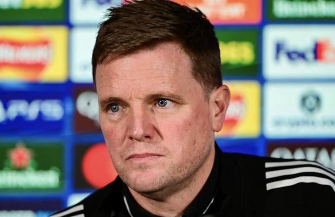 跟队：纽卡vs巴萨赛前发布会上加泰记者很放松，还有人接电话