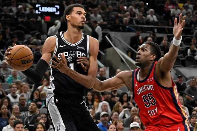 文班18+18马刺险胜鹈鹕 福克斯复出首秀24分墨菲41+9