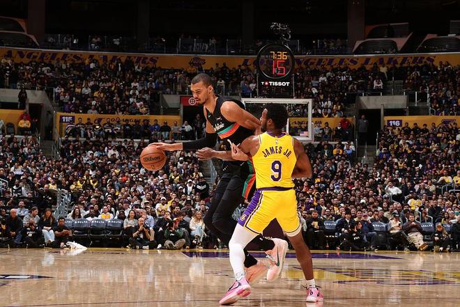 炸裂，文班亚马对阵湖人半场17投12中砍下37分