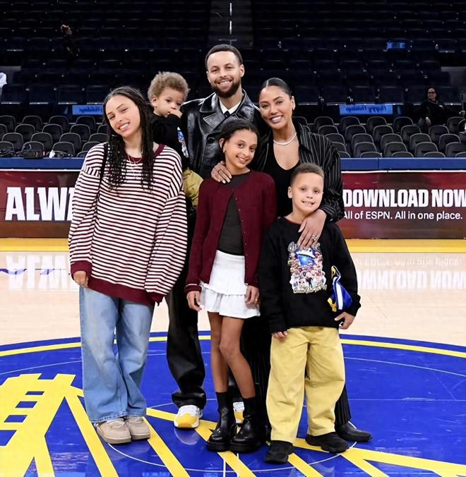 库里全家福：37岁全明星首发，5960万年薪NBA第一，4个娃都像他