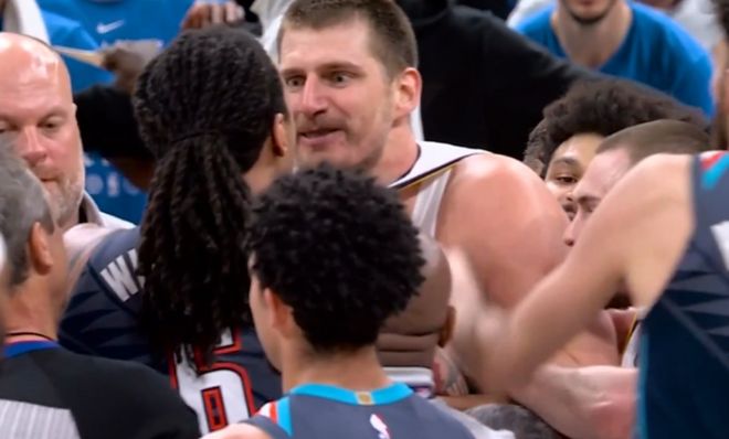 火爆冲突！多尔特绊倒约基奇二级恶犯被驱逐 约基奇推搡杰林均吃T