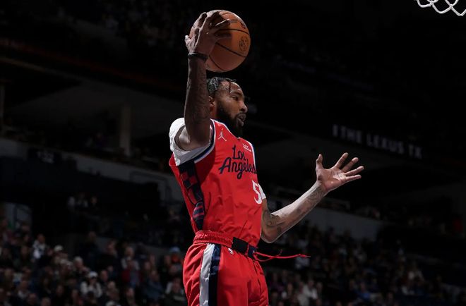 复出后的效果肉眼可见，他的长期伤病直接导致了快船的战绩不佳？