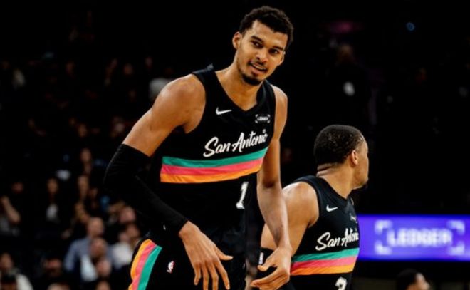 马刺遭尼克斯终结11连胜：文班25+13+4帽 布伦森24+7大桥25分