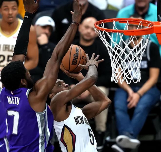 狂送13连败！国王26分惨败，德罗赞摔水瓶 威少里程碑，雷诺21+20