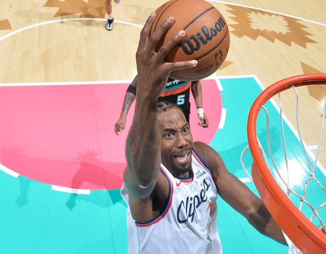 神剧情！快船遭马刺25分逆转，伦纳德30+9，快船连续犯错葬送胜利