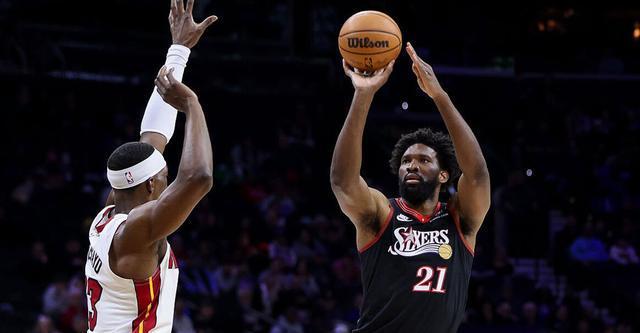 76人：恩比德遭遇右侧腹斜肌拉伤 将缺席未来三场比赛