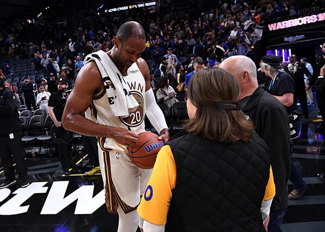 成为了球队逆转的关键人物，勇士内线老将的状态也开始复苏了？