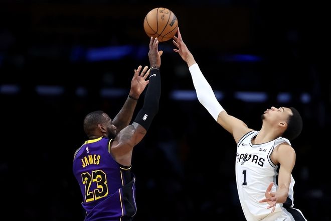 江山代有才人出？8分钟砍25分：文班亚马“接棒”詹姆斯不远了？