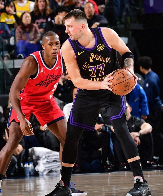 逆转未果！东詹合砍55分难救主，洛城德比湖人104-112不敌快船