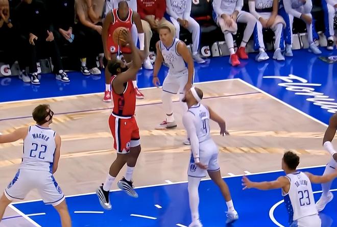 4场狂轰137分 哈登三节31分无奈打卡 快船13人轮换11人得分个位数