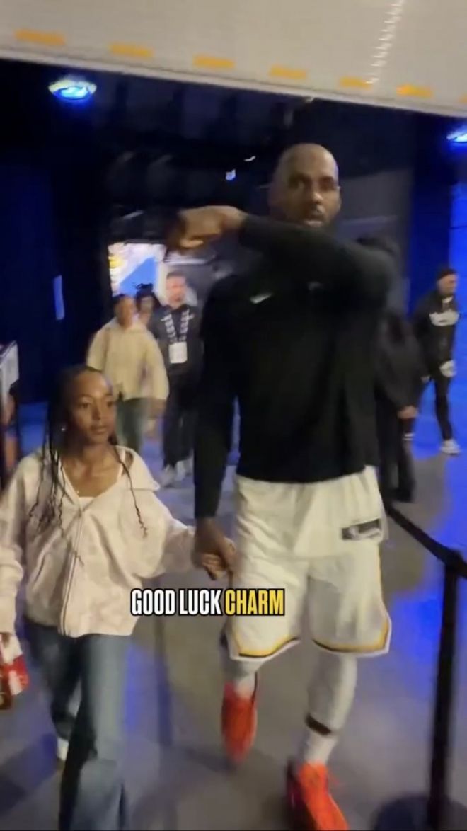 超有爱！詹姆斯牵着女儿离开球场：这是我的小福星 1胜0负