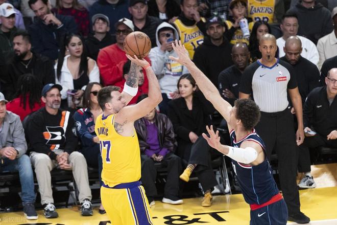 独挑三巨头！小卡末节伤退！詹姆斯无缘里程碑，东契奇打爆快船！