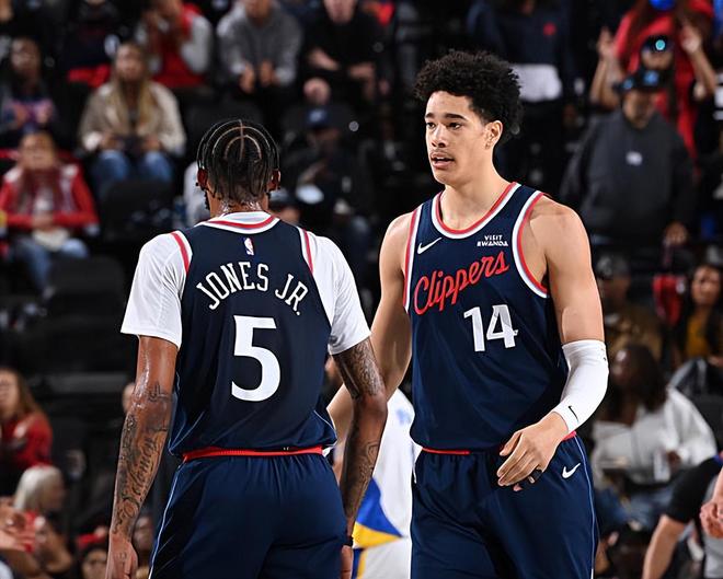 疑似遇到了不小的伤病，快船内线新秀可能会面临长期缺阵的情况？