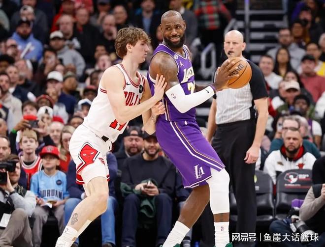 湖人129-118公牛！无解的不是赢球，是八村对老詹和东契奇的评价