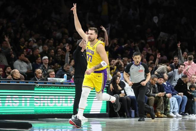 湖人16分大胜篮网！东詹合砍49分汗都没出透 太子扣篮引2万人欢呼