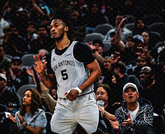 卡斯尔40+12+12文班成配角，克莱带不动弗拉格，马刺三杀独行侠