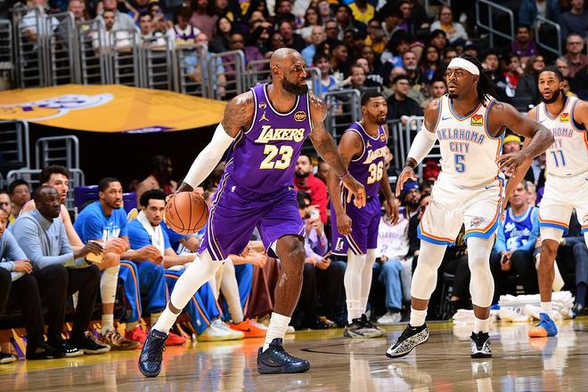 险掀翻西部第一，詹姆斯17投9中拿下22分6板10助，正负值-3