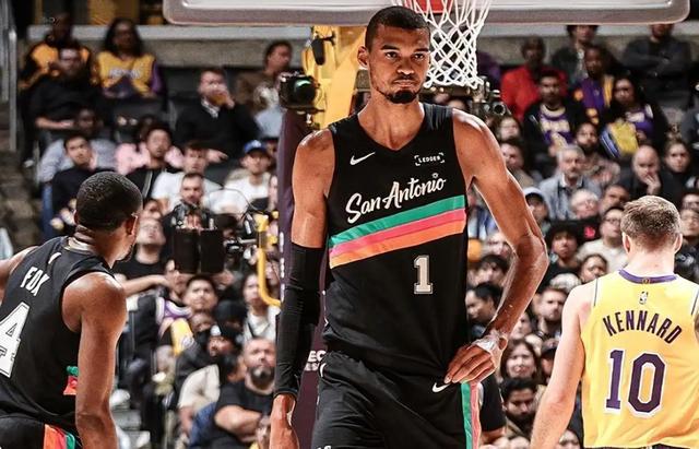 湖人28分输马刺 科比7分布莱恩特16分