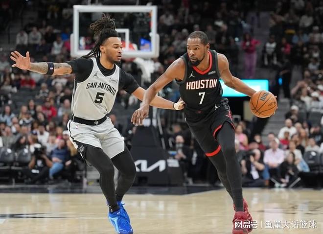 火箭创尴尬纪录，申京两人真该批！乌度卡老生常谈，文班扎心火箭