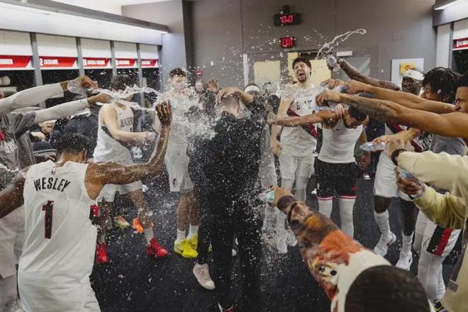 结束对勇士9连败！开拓者官方晒图庆祝斯普利特执教首胜