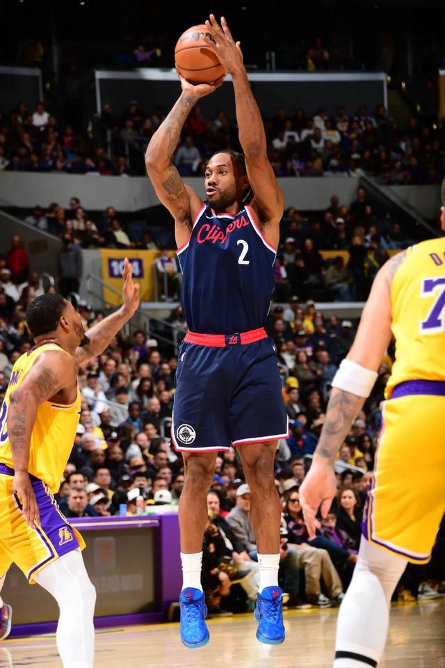 终于，伦纳德顶不住了