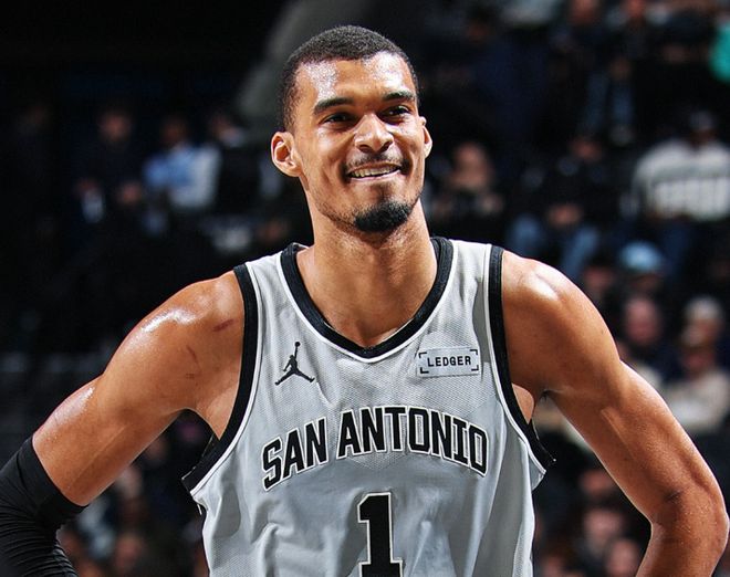 文班29+8+4封盖打爆申京，杜兰特23分难救主，马刺轻取火箭4连胜