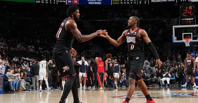 马克西谈恩比德：他今晚的上场时间比我还长 真是太棒了