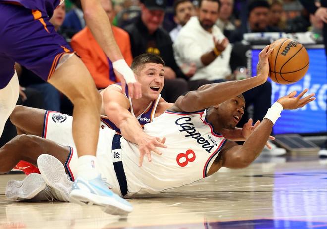 没有哈登也能赢！小卡25+8+5打爆太阳！祖巴茨强硬，米勒替补奇兵