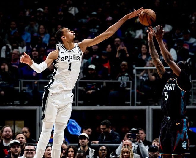 21分17板6帽！26投仅5中！文班亚马完胜CC，马刺掀翻联盟第1