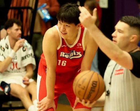 延续首节火热状态，杨瀚森G联赛主场首秀半场9中6拿下15分4板2助