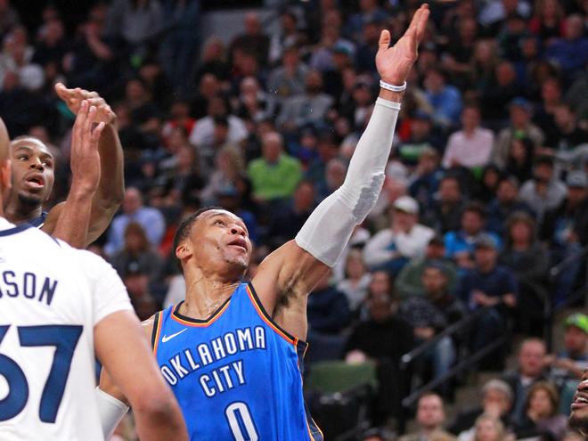 亚历山大独扛重任！残阵雷霆客场战雄鹿，伤病能否成胜负转折点