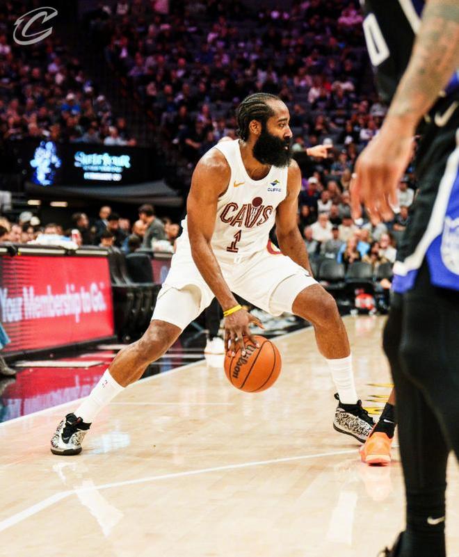 哈登首秀23+8米神35分，威少21+5+9难救主，国王不敌骑士吞12连败