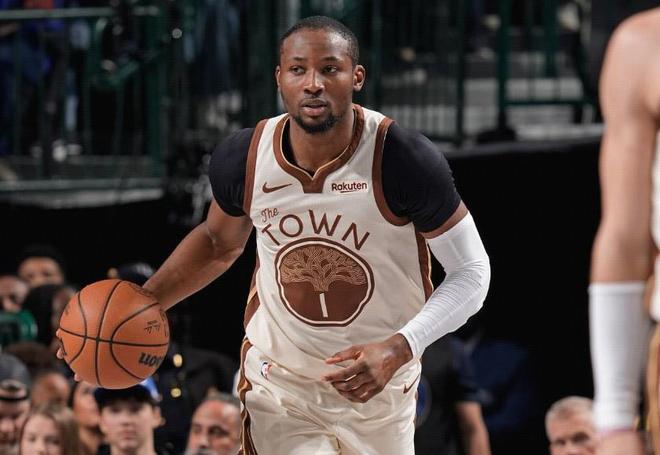 官方：库明加左膝受伤，提前退出对阵独行侠的比赛