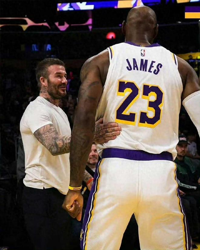 22分大胜，绿军锤爆湖人队！里夫斯防守漏洞，詹姆斯空砍20分