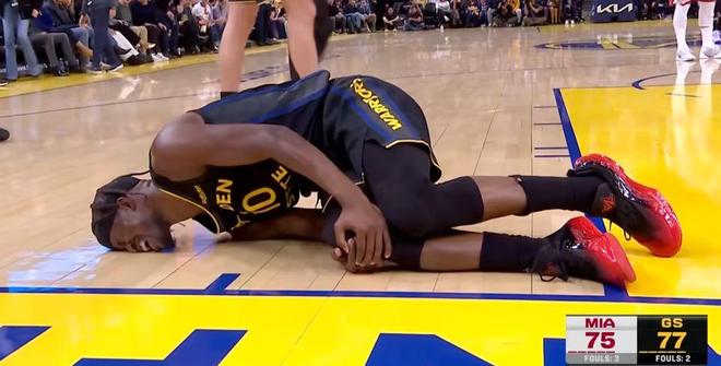 突发！巴特勒遭遇重伤，膝盖扭曲倒地+疑似韧带损伤，勇士苦啊