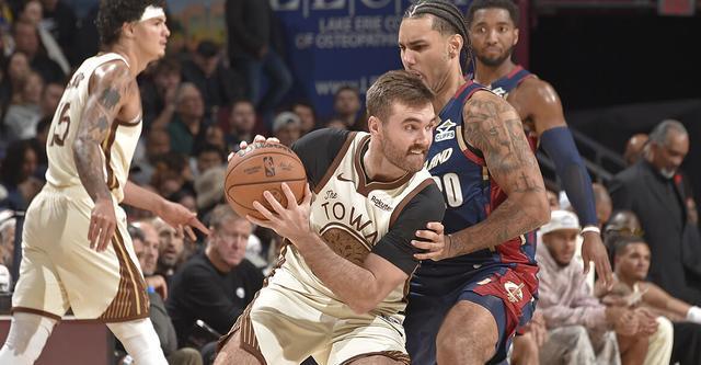 斯宾塞19+7米切尔29分 勇士力克骑士结束两连败