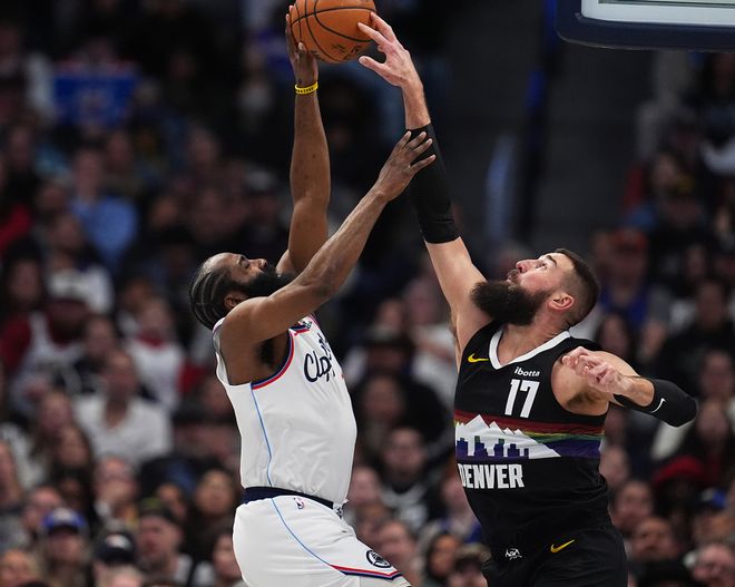 泰伦卢提前4分18秒投降！哈登三节25+9苦撑 小卡低头沮丧下场观赛