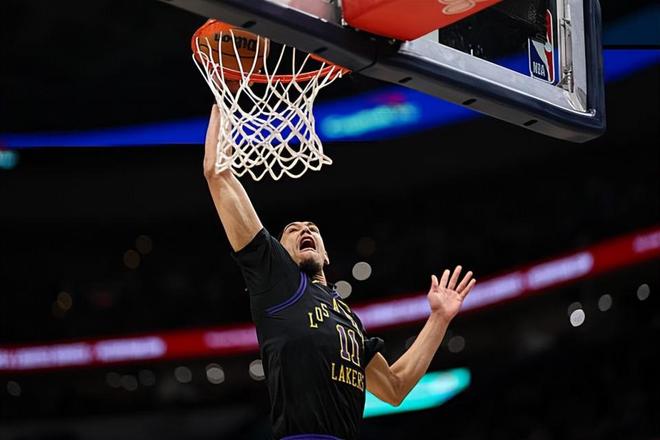 与东契奇的配合确实相当默契，但湖人替补中锋也确实是能力有限？